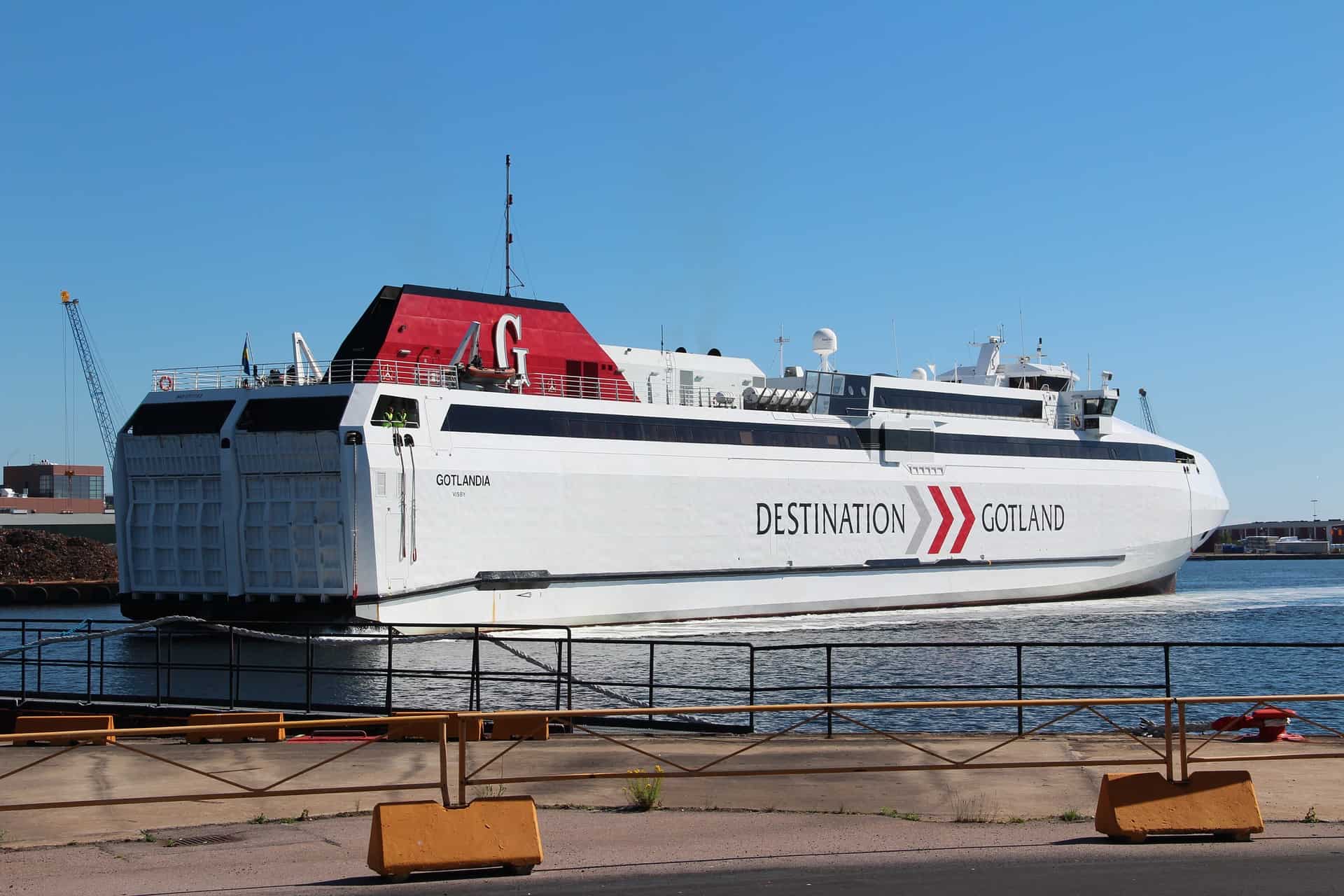 Destination Gotlands färja i hamnen