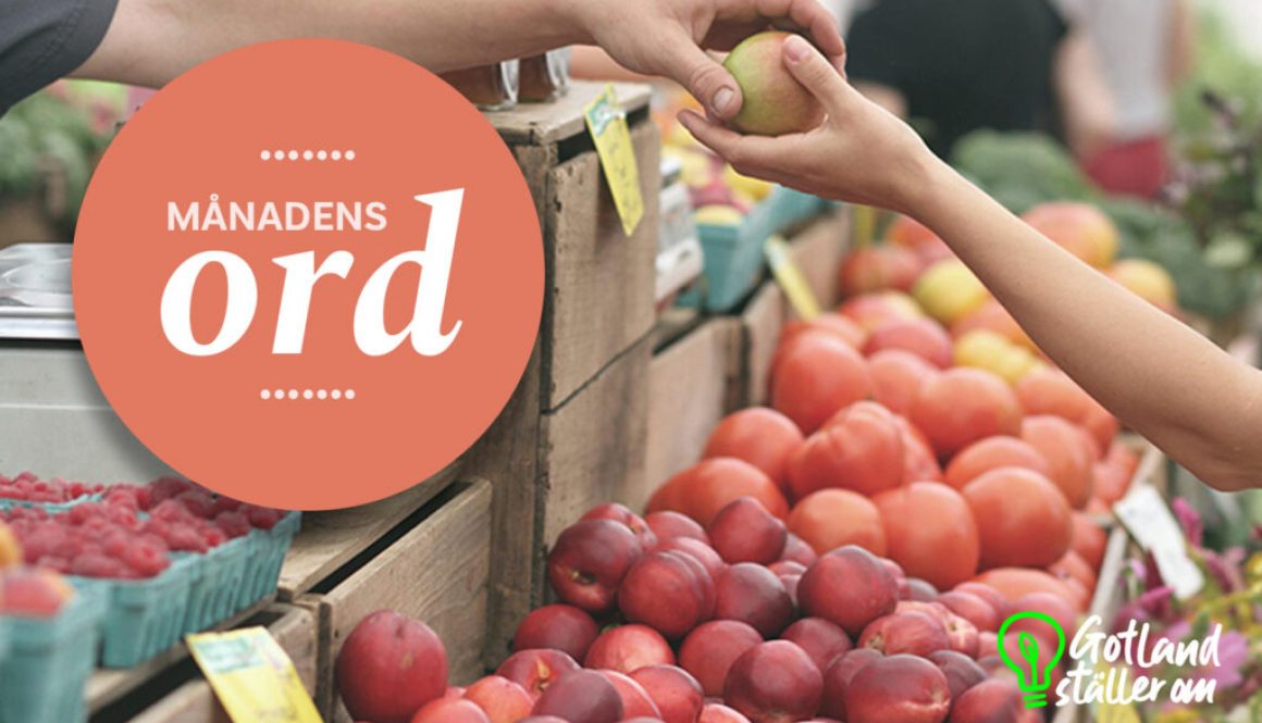 Konsument som tar emot äpple från producent på en fruktmarknad