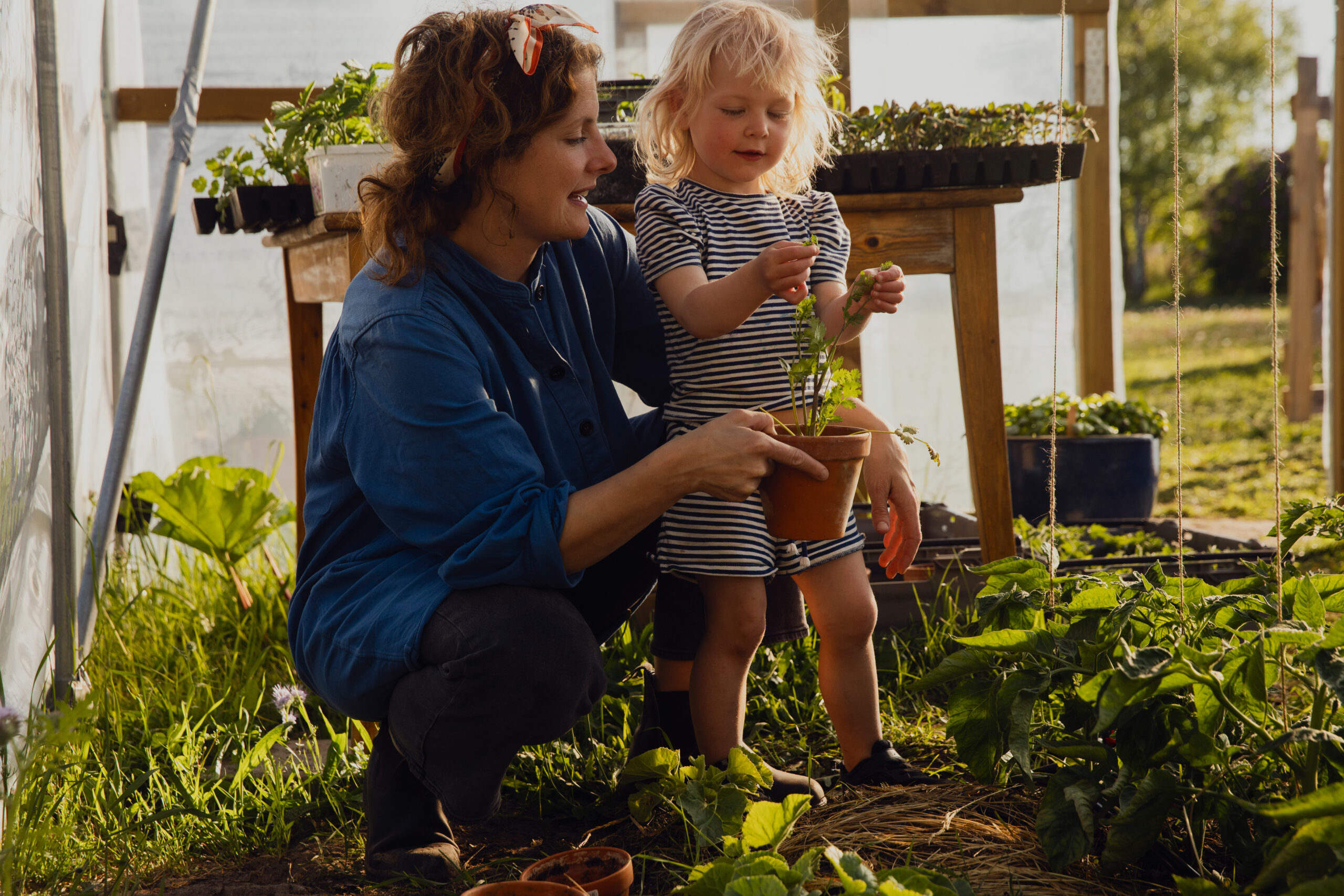 Mamma och barn som tar hand om växter