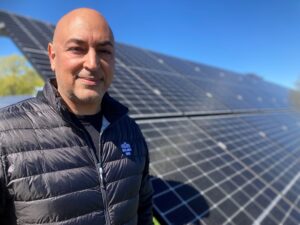 Lars Hansson framför gotlandssnus solcellspark