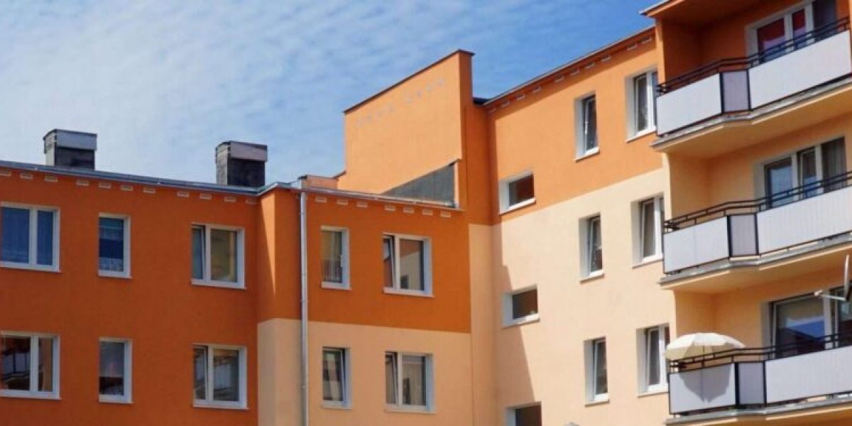 Lägenheter med en orange fasad