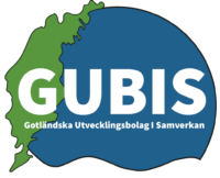 GUBIS logotyp med en avbild av Gotland i grönt med blått omkring
