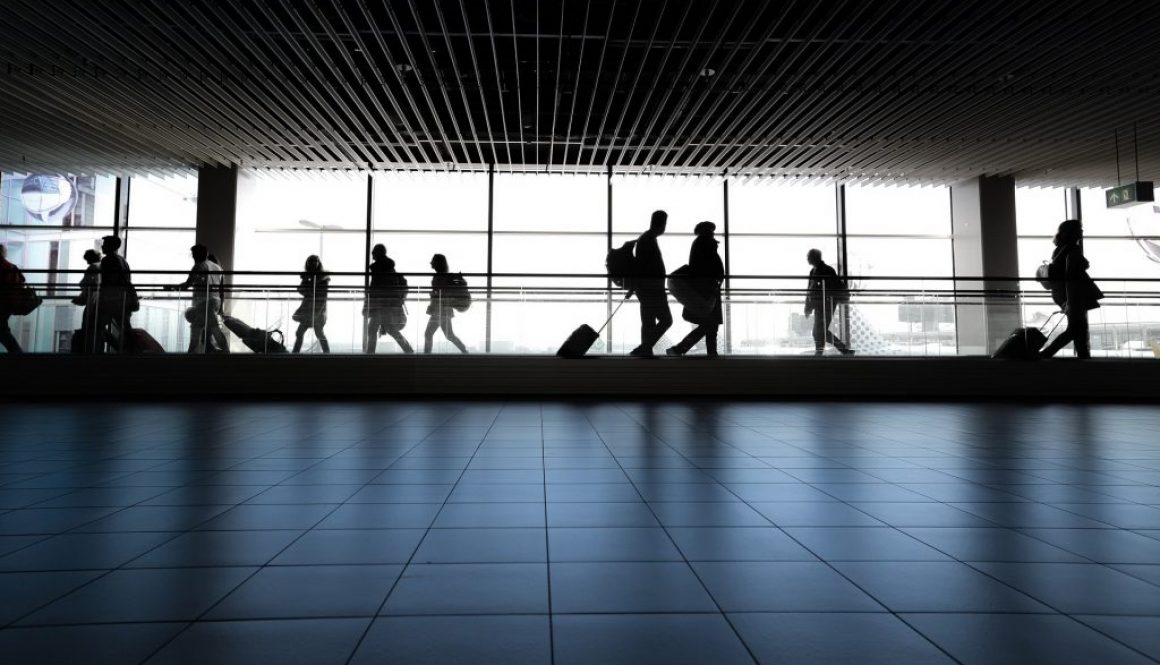 resenärer på flygplats i siluett