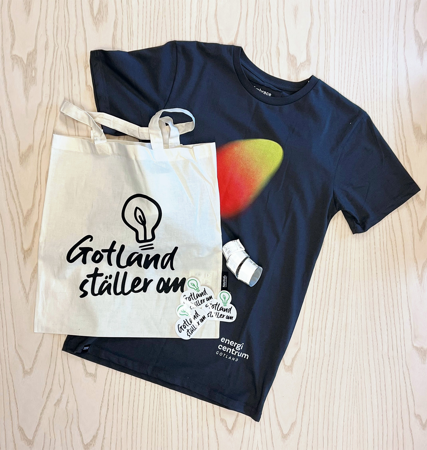 Vinstkit bestående av Gotland ställer om-väska, T-shirt, klistermärken och reflexer.