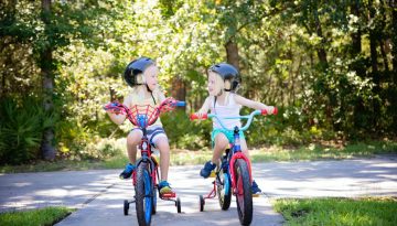 Barn cyklar med hjälm