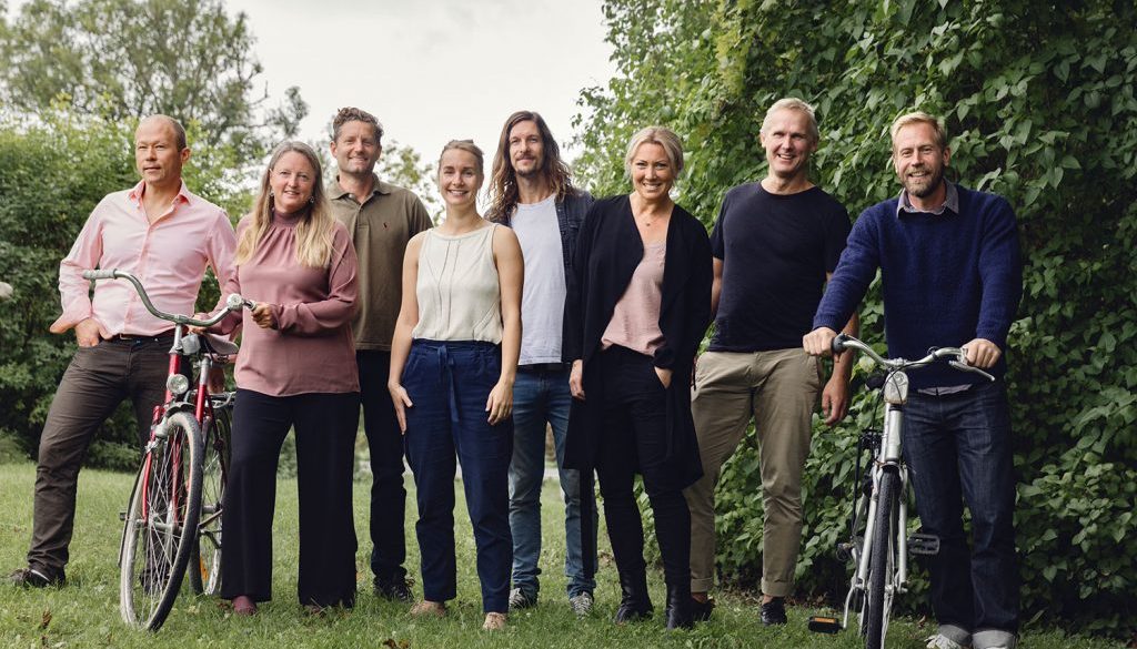 Energicentrum gruppbild ståendes i grönska