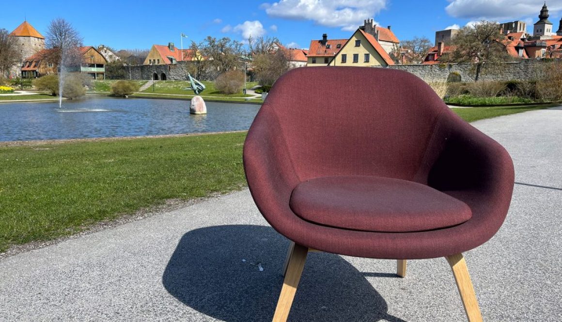 Fåtölj i Almedalen i Visby