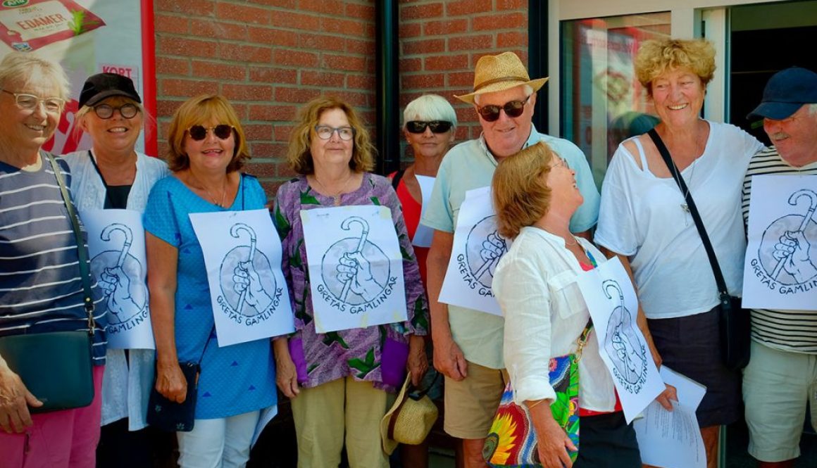 Äldre glada människor med skyltar runt halsen där det står Gretas Gamlingar