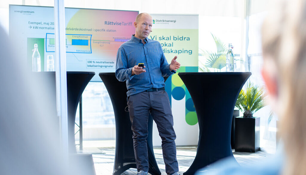 Man presenterar på scen