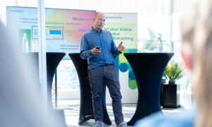 Man presenterar på scen