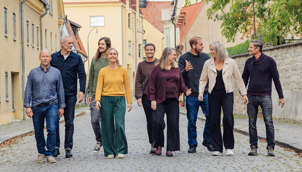 Energicentrums personal gående på en kullerstensgata i Visby