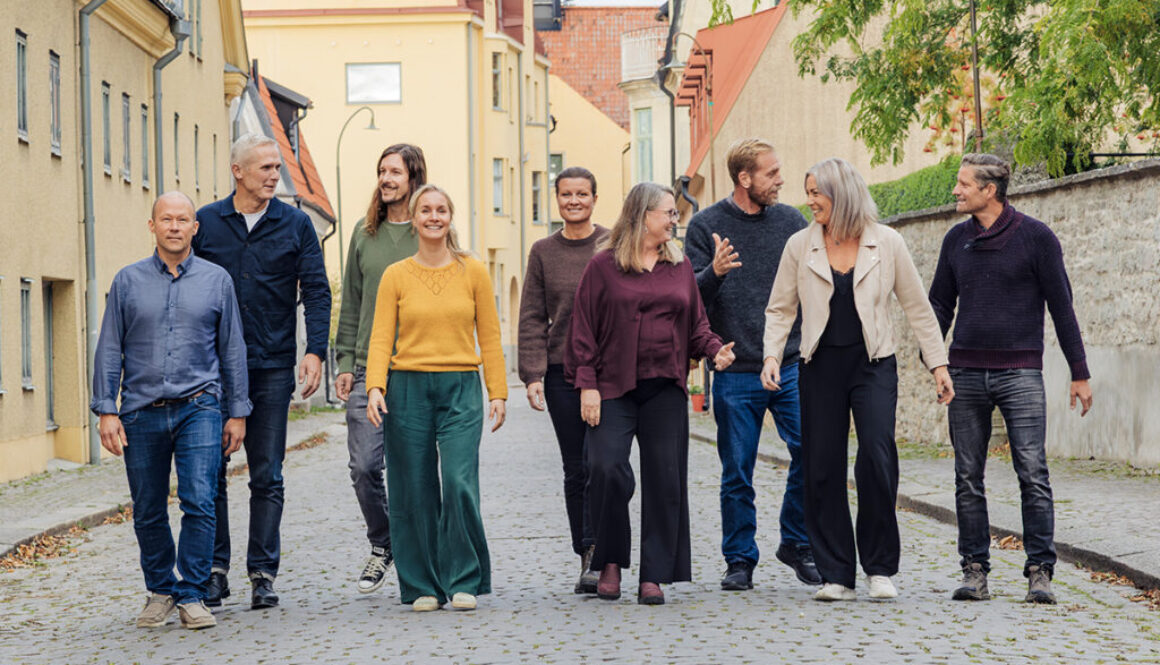 Energicentrums personal gående på en kullerstensgata i Visby