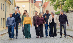 Energicentrums personal gående på en kullerstensgata i Visby