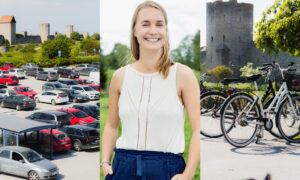 Tredelad bild parkering, ung leende kvinna, cyklar vid visby ringmur