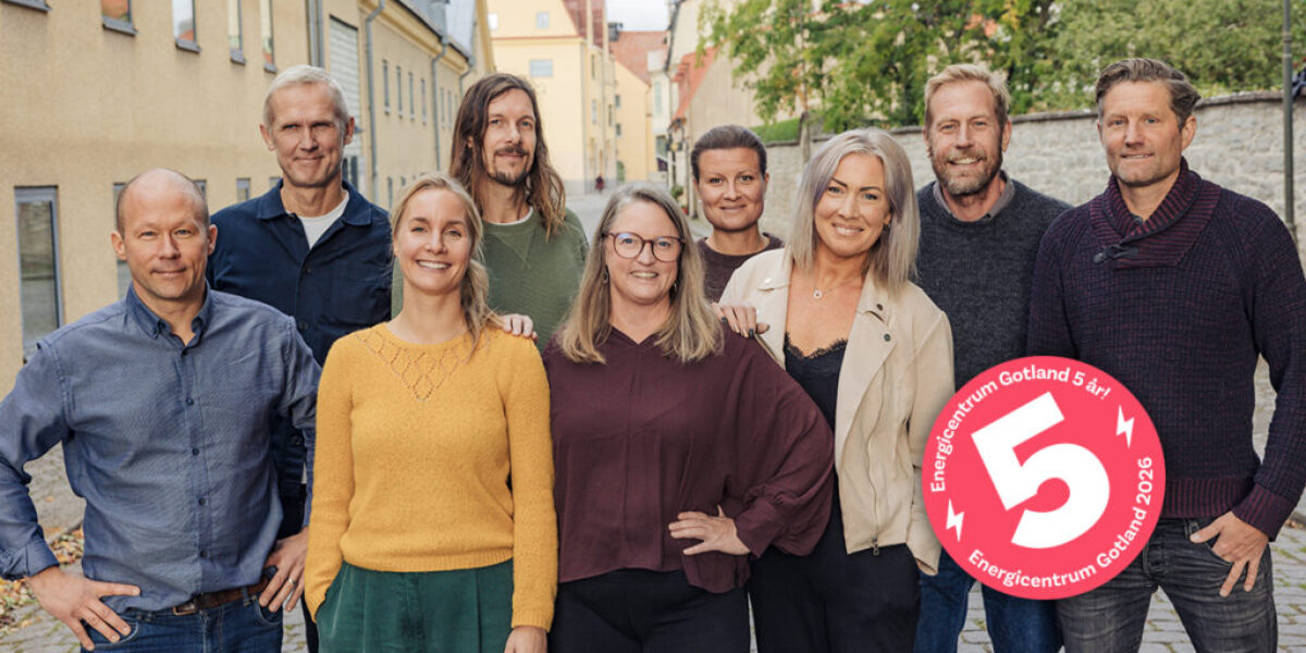 Några personer ler och tittar in i kameran i en gränd i Visby. Illustration: Energicentrum 5 år