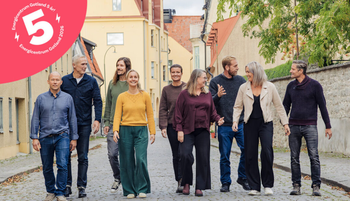 Några personer går och samtalar i en gränd i Visby. Illustration: Energicentrum 5 år!